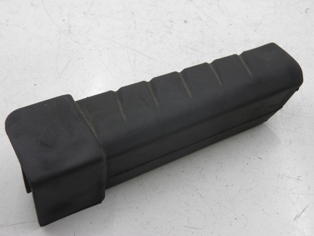 photo de CALE PIED ARRIERE GAUCHE HONDA FES PANTHEON 125 (2003 - 2007) - Autre angle de vue