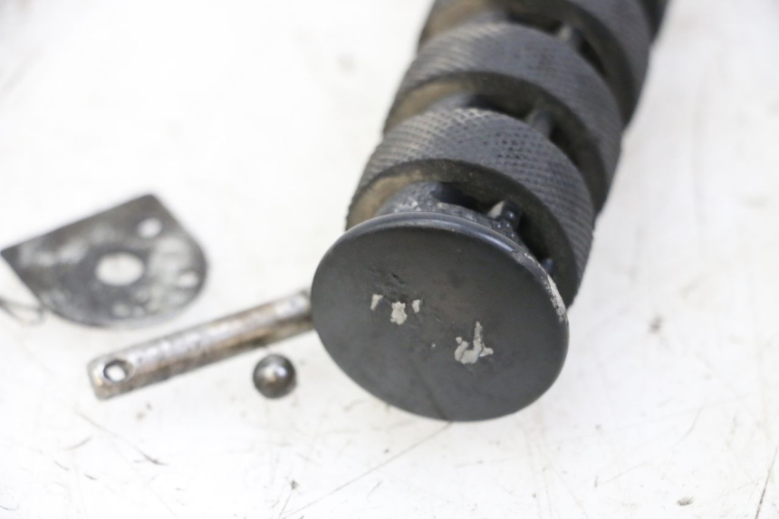 photo de CALE PIED ARRIERE GAUCHE KEEWAY K-LIGHT KLIGHT 125 (2018 - 2025) - Gros plan technique