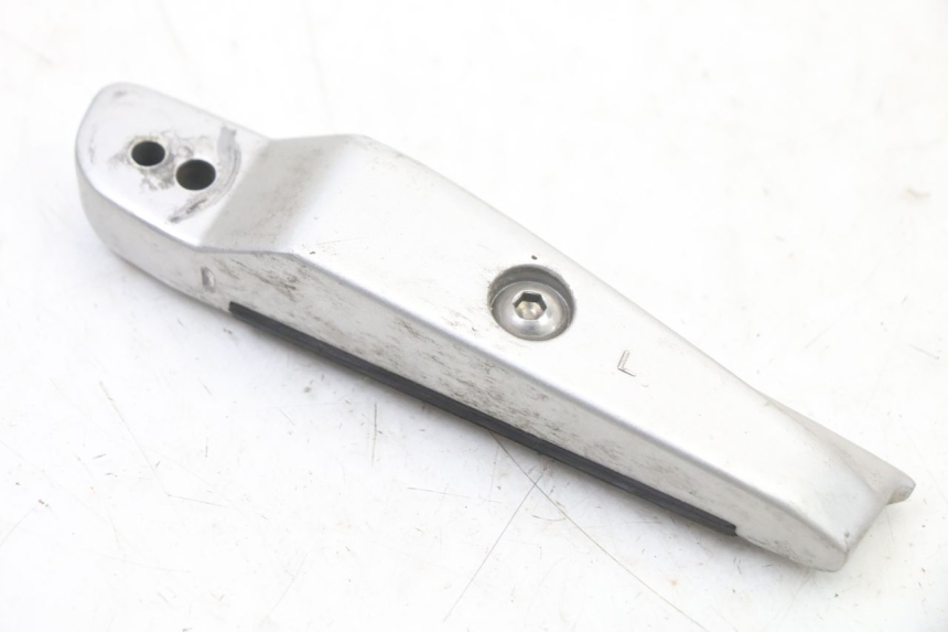 photo de CALE PIED ARRIERE GAUCHE KYMCO XCITING 500 (2007 - 2010) - Gros plan technique