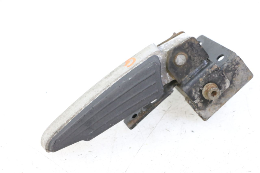 photo de CALE PIED ARRIERE GAUCHE PEUGEOT SATELIS 125 (2013 - 2018) - Vue principale