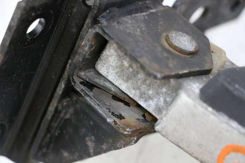 photo de CALE PIED ARRIERE GAUCHE PEUGEOT SATELIS 125 (2013 - 2018) - Autre angle de vue