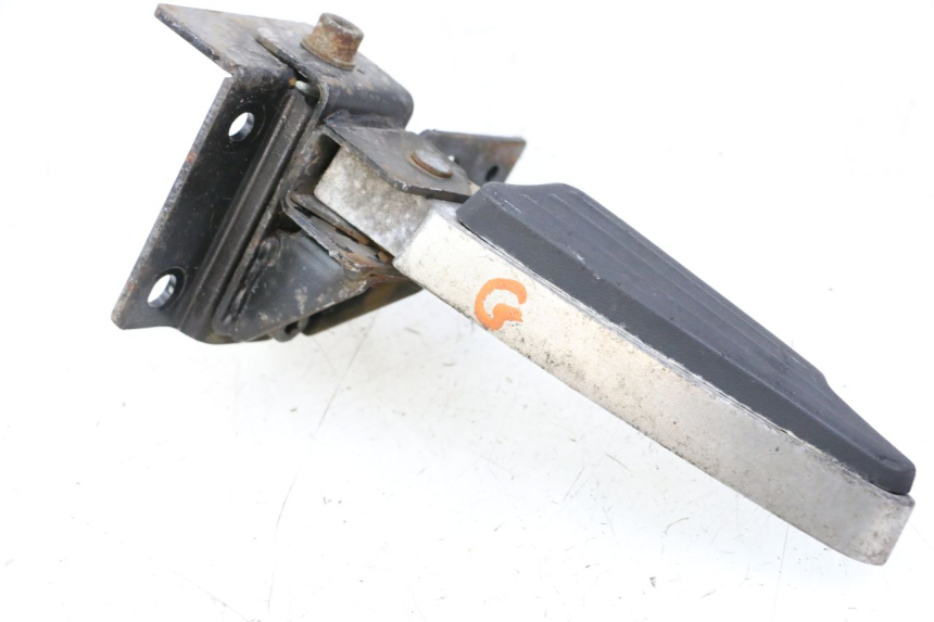 photo de CALE PIED ARRIERE GAUCHE PEUGEOT SATELIS 125 (2013 - 2018) - Gros plan technique