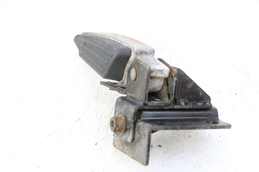 photo de CALE PIED ARRIERE GAUCHE PEUGEOT SATELIS 125 (2013 - 2018) - Points de fixation