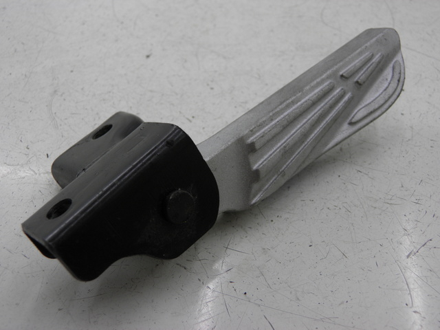 photo de CALE PIED ARRIERE GAUCHE PEUGEOT TWEET 125 (2010 - 2017) - Autre angle de vue