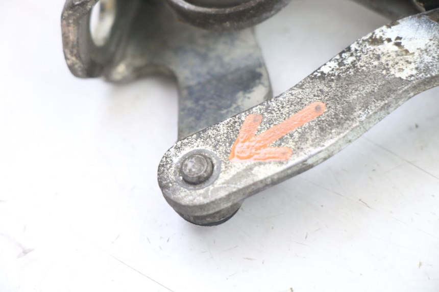 photo de CALE PIED ARRIERE GAUCHE PIAGGIO VESPA GRANTURISMO 125 (2003 - 2007) - Autre angle de vue