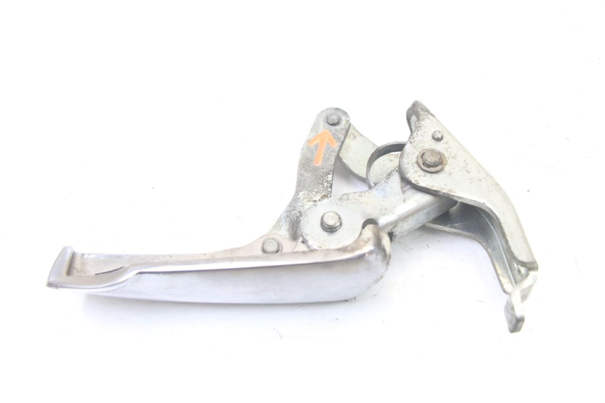 photo de CALE PIED ARRIERE GAUCHE PIAGGIO VESPA GRANTURISMO 125 (2003 - 2007) - Gros plan technique