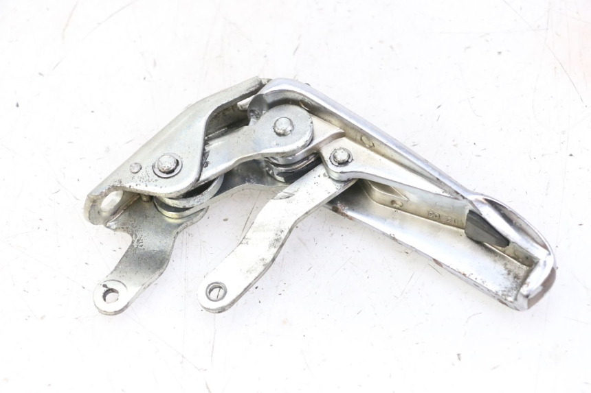 photo de CALE PIED ARRIERE GAUCHE PIAGGIO VESPA GRANTURISMO 200 (2004 - 2005) - Autre angle de vue