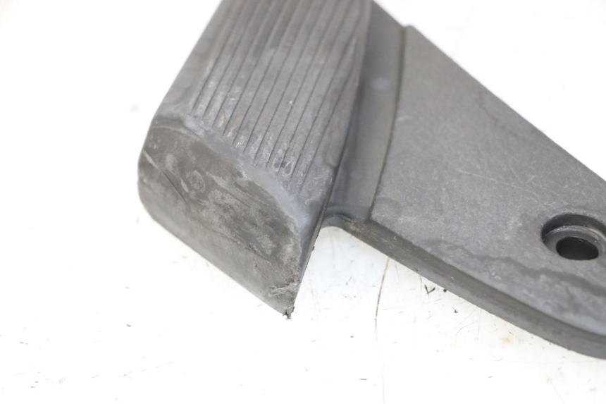 photo de CALE PIED ARRIERE GAUCHE PIAGGIO VESPA LX 150 (2005 - 2013) - Gros plan technique