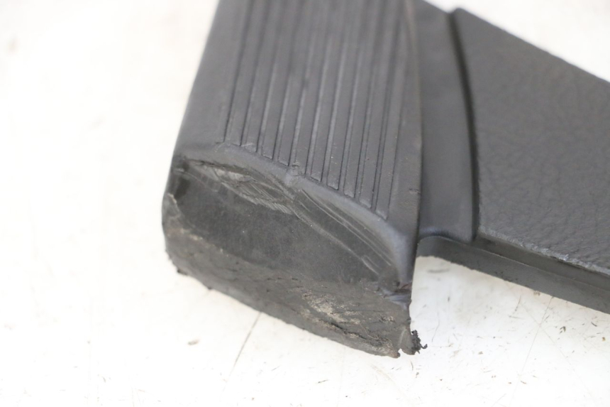 photo de CALE PIED ARRIERE GAUCHE PIAGGIO VESPA S 2T 50 (2007 - 2014) - Détail de la pièce