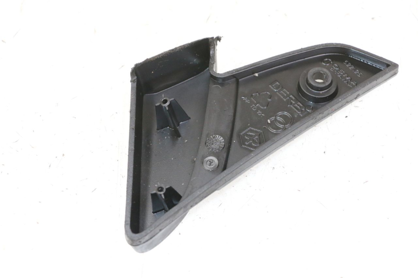 photo de CALE PIED ARRIERE GAUCHE PIAGGIO VESPA S 2T 50 (2007 - 2014) - Gros plan technique