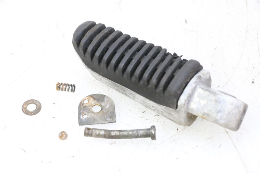 photo de CALE PIED ARRIERE GAUCHE MAG POWER R-STREET 50 (2016 - 2025) - Gros plan technique