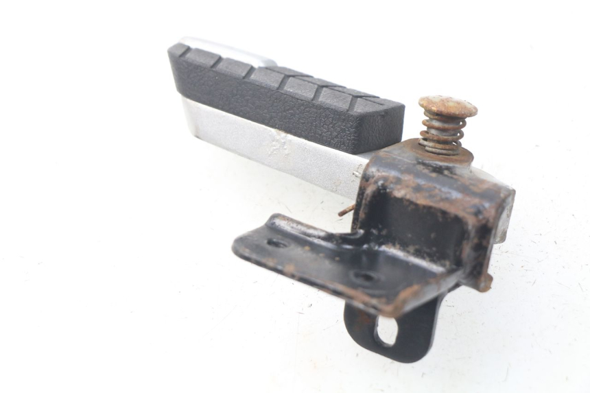 photo de CALE PIED ARRIERE GAUCHE DAELIM S3 125 (2010 - 2017) - Détail de la pièce