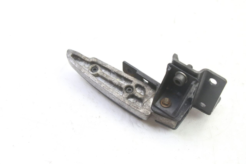 photo de CALE PIED ARRIERE GAUCHE PEUGEOT SATELIS 125 (2013 - 2018) - Gros plan technique