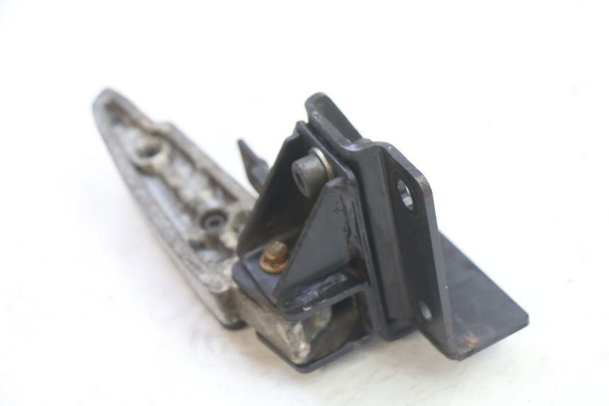 photo de CALE PIED ARRIERE GAUCHE PEUGEOT SATELIS 125 (2013 - 2018) - Vue d’ensemble