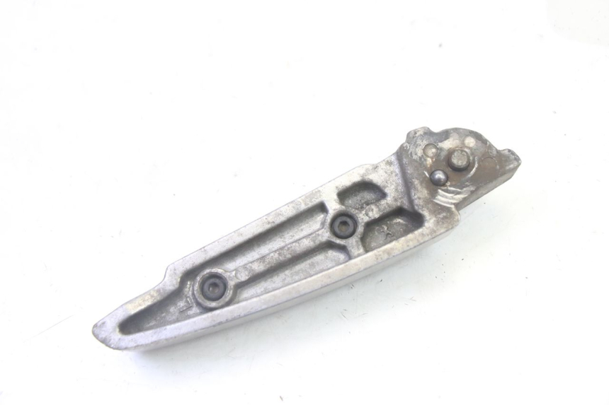 photo de CALE PIED ARRIERE GAUCHE PEUGEOT SATELIS 125 (2013 - 2018) - Gros plan technique