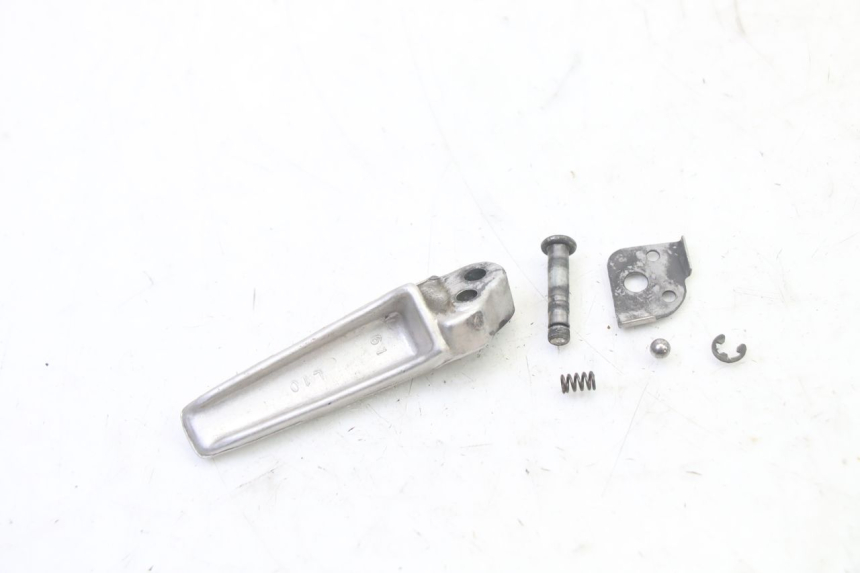 photo de CALE PIED ARRIERE GAUCHE SUZUKI SV S 650 (2003 - 2009) - Autre angle de vue