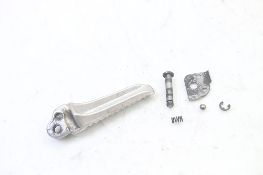 photo de CALE PIED ARRIERE GAUCHE SUZUKI SV S 650 (2003 - 2009) - Gros plan technique