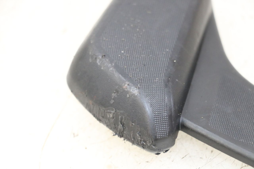 photo de CALE PIED ARRIERE GAUCHE PIAGGIO VESPA PRIMAVERA 4T 50 (2021 - 2024) - Gros plan technique