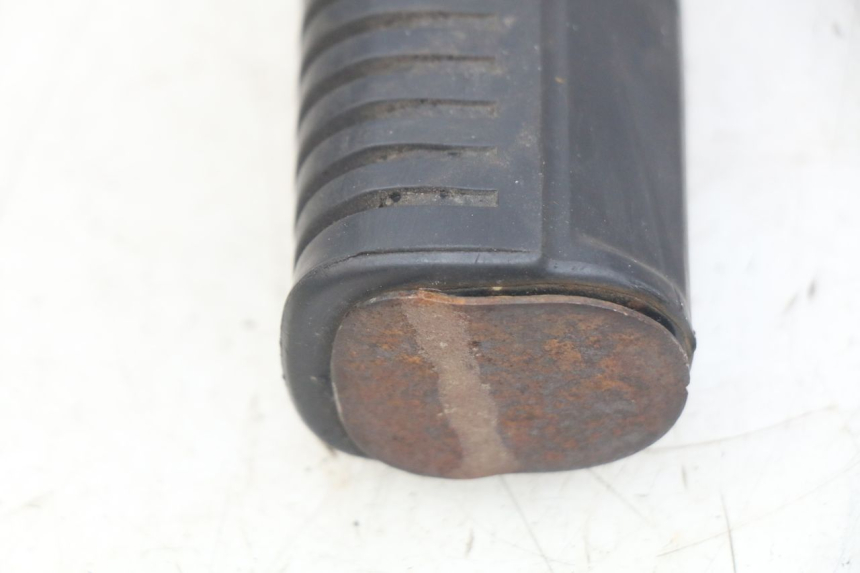 photo de CALE PIED ARRIERE GAUCHE DAELIM VL DAYSTAR 125 (2000 - 2011) - Détail de la pièce