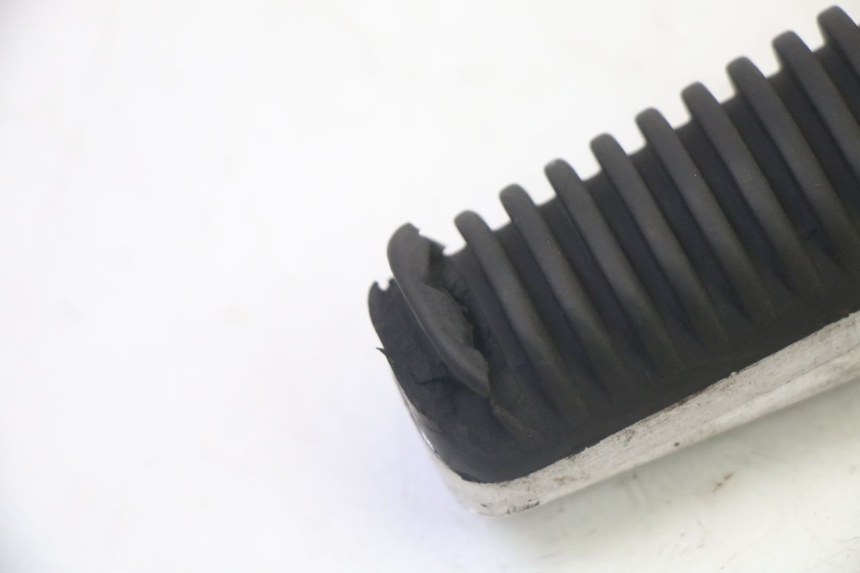 photo de CALE PIED ARRIERE GAUCHE YAMAHA X-MAX XMAX 250 (2006 - 2009) - Zoom état d’usage
