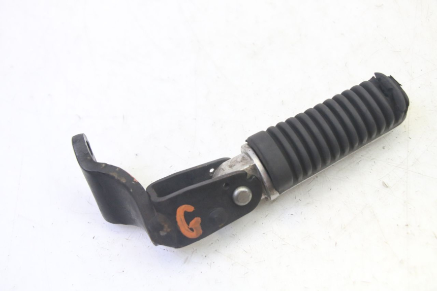 photo de CALE PIED ARRIERE GAUCHE YAMAHA X-MAX XMAX 250 (2006 - 2009) - Autre angle de vue