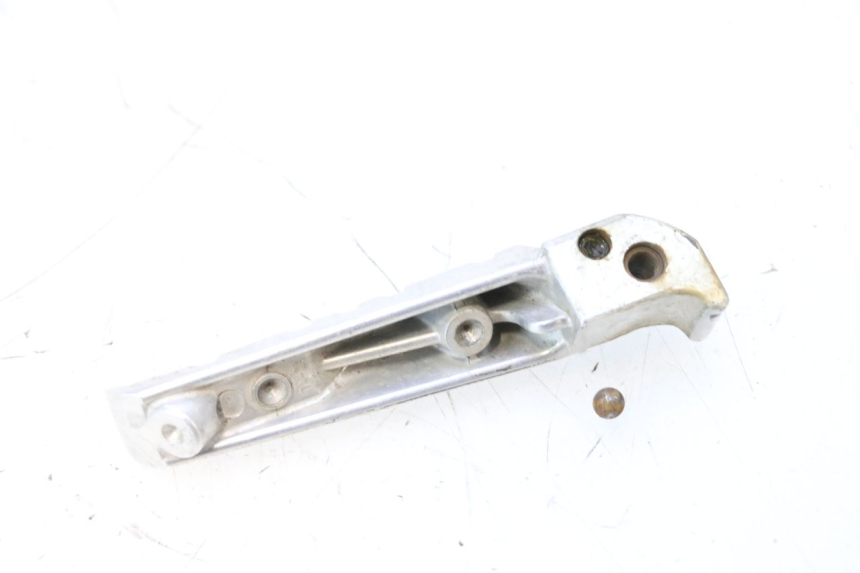 photo de CALE PIED ARRIERE GAUCHE YAMAHA X-MAX XMAX 125 (2010 - 2013) - Autre angle de vue