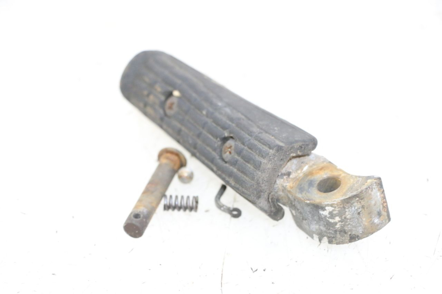 photo de CALE PIED ARRIERE GAUCHE YAMAHA XJN DIVERSION 600 (2000 - 2003) - Détail de la pièce