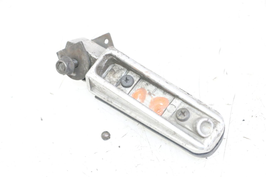 photo de CALE PIED ARRIERE GAUCHE YAMAHA FZS FAZER 600 (2001 - 2003) - Détail de la pièce