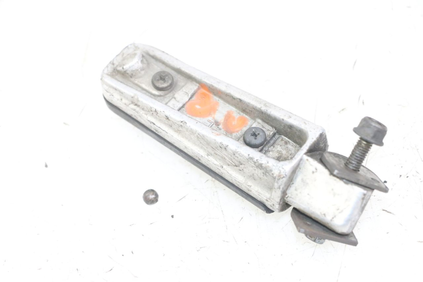photo de CALE PIED ARRIERE GAUCHE YAMAHA FZS FAZER 600 (2001 - 2003) - Zoom état d’usage