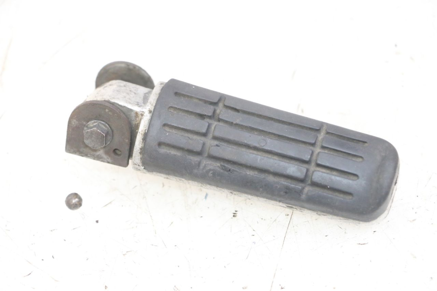 photo de CALE PIED ARRIERE GAUCHE YAMAHA FZS FAZER 600 (2001 - 2003) - Autre angle de vue