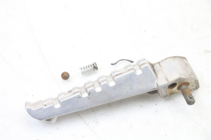 photo de CALE PIED ARRIERE GAUCHE YAMAHA X-MAX XMAX ABS 250 (2010 - 2014) - Détail de la pièce