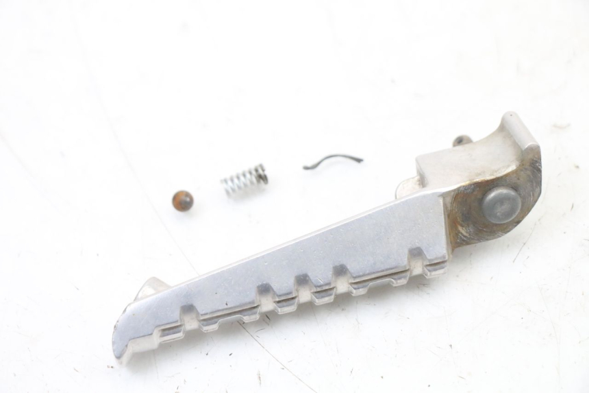 photo de CALE PIED ARRIERE GAUCHE YAMAHA X-MAX XMAX ABS 250 (2010 - 2014) - Zoom état d’usage