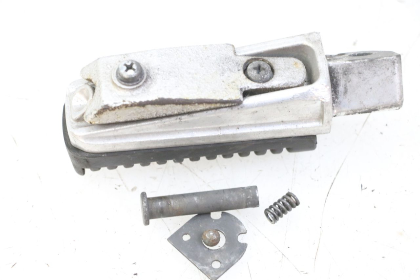 photo de CALE PIED ARRIERE GAUCHE YAMAHA XJ6 600 (2008 - 2016) - Détail de la pièce