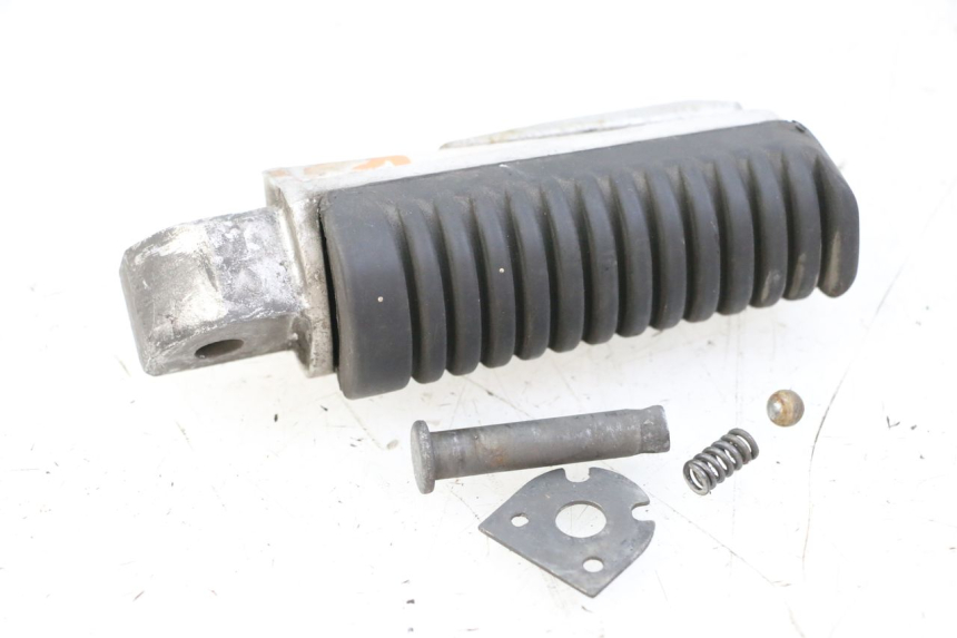 photo de CALE PIED ARRIERE GAUCHE YAMAHA XJ6 600 (2008 - 2016) - Gros plan technique