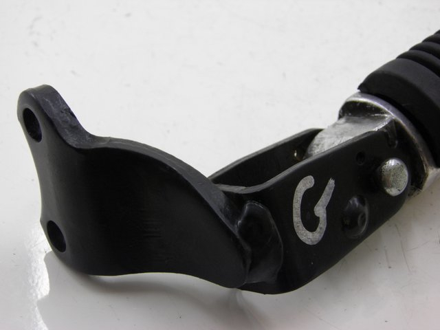 photo de CALE PIED ARRIERE GAUCHE YAMAHA XMAX X-MAX 125 (2006 - 2009) - Zoom état d’usage
