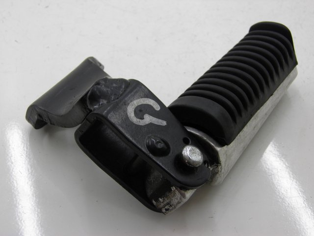 photo de CALE PIED ARRIERE GAUCHE YAMAHA XMAX X-MAX 125 (2006 - 2009) - Autre angle de vue