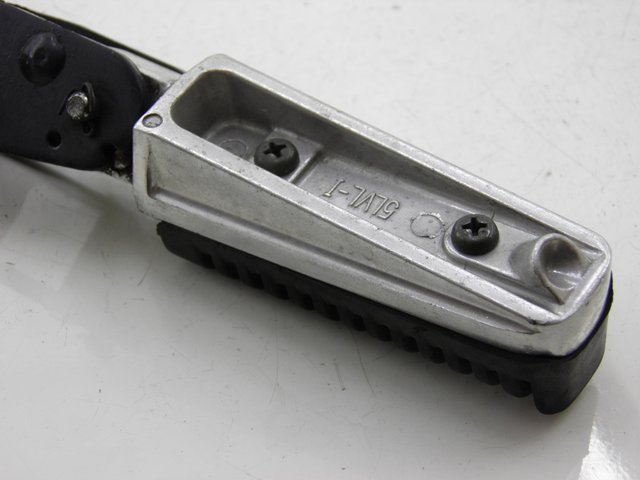 photo de CALE PIED ARRIERE GAUCHE YAMAHA XMAX X-MAX 125 (2006 - 2009) - Gros plan technique