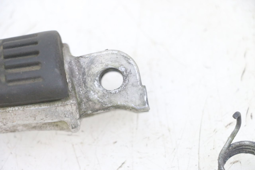photo de CALE PIED AVANT DROIT HONDA CBF 500 (2004 - 2007) - Autre angle de vue
