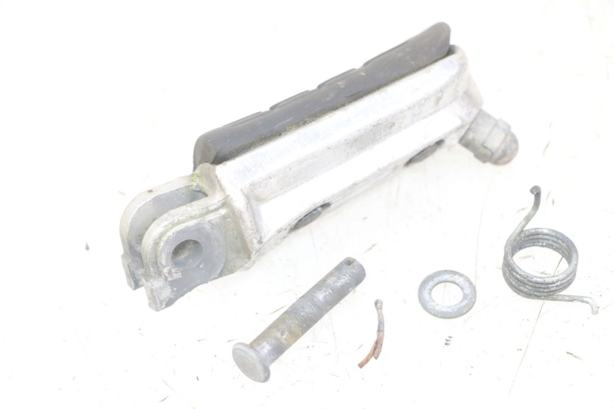 photo de CALE PIED AVANT DROIT HONDA CBF 500 (2004 - 2007) - Vue d’ensemble