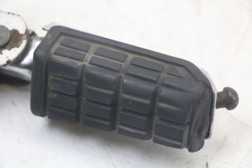photo de CALE PIED AVANT DROIT YAMAHA FJ 3CX 1200 (1986 - 1996) - Gros plan technique