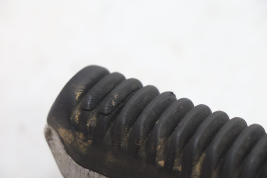 photo de CALE PIED AVANT DROIT SUZUKI GSF N BANDIT 1200 (2001 - 2005) - Autre angle de vue