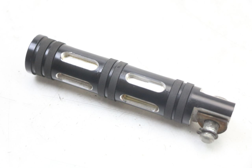 photo de CALE PIED AVANT DROIT HARLEY DAVIDSON SPORTSTER XL CUSTOM 883 (1999 - 2006) - Autre angle de vue