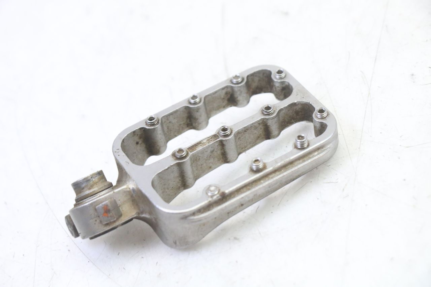 photo de CALE PIED AVANT DROIT KTM SUPERENDURO R 950 (2005 - 2009) - Zoom état d’usage