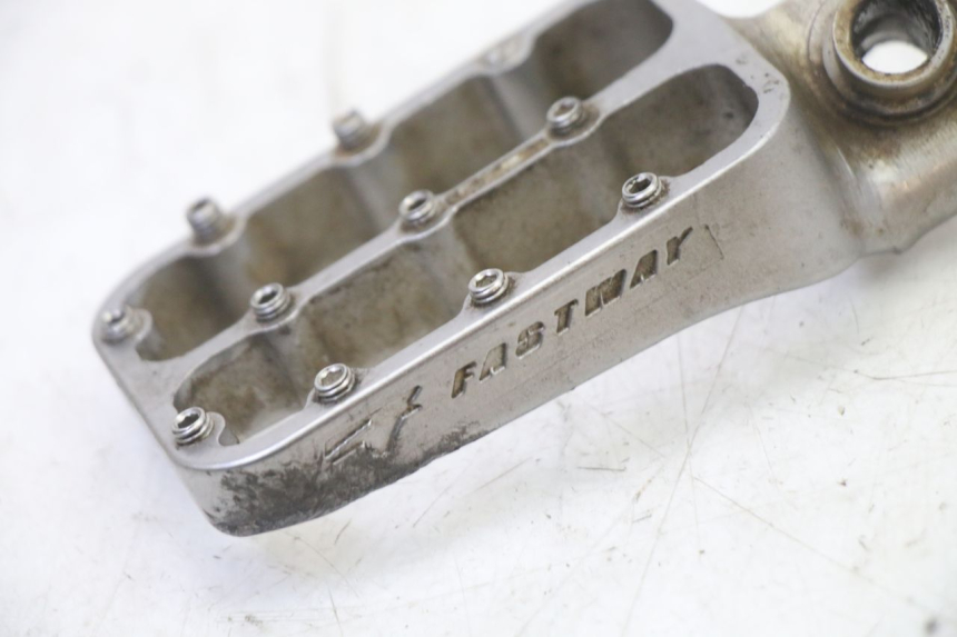 photo de CALE PIED AVANT DROIT KTM SUPERENDURO R 950 (2005 - 2009) - Gros plan technique