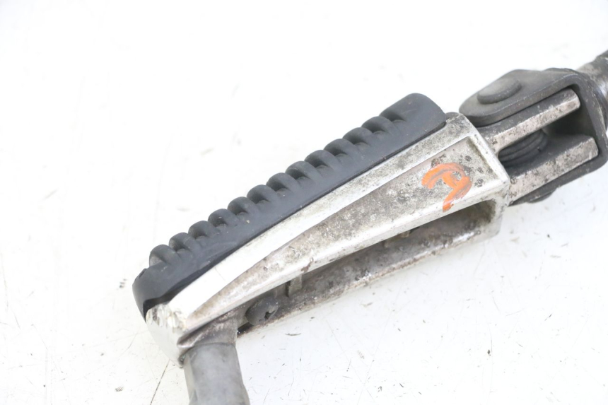 photo de CALE PIED AVANT DROIT YAMAHA FZS FAZER 600 (2001 - 2003) - Détail de la pièce