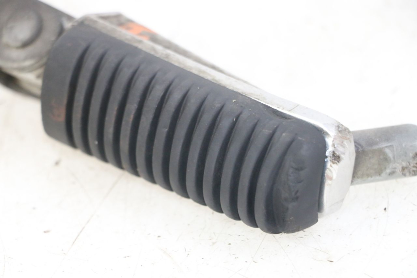 photo de CALE PIED AVANT DROIT YAMAHA FZS FAZER 600 (2001 - 2003) - Zoom état d’usage