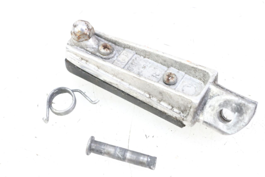 photo de CALE PIED AVANT DROIT YAMAHA XJ6 600 (2008 - 2016) - Gros plan technique