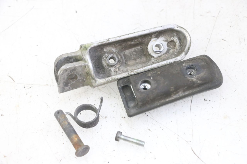 photo de CALE PIED AVANT GAUCHE HONDA CBF 500 (2004 - 2007) - Détail de la pièce