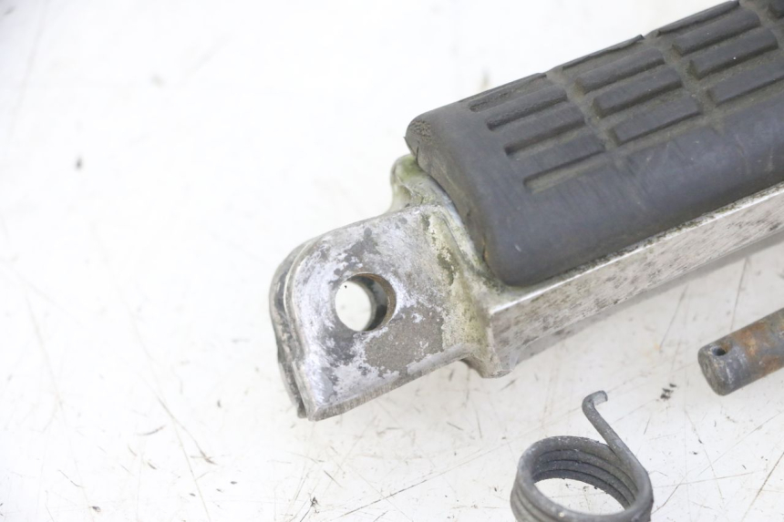 photo de CALE PIED AVANT GAUCHE HONDA CBF 500 (2004 - 2007) - Zoom état d’usage