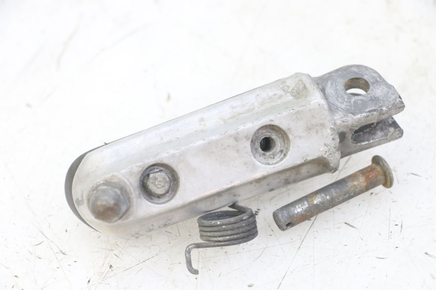 photo de CALE PIED AVANT GAUCHE HONDA CBF 500 (2004 - 2007) - Gros plan technique